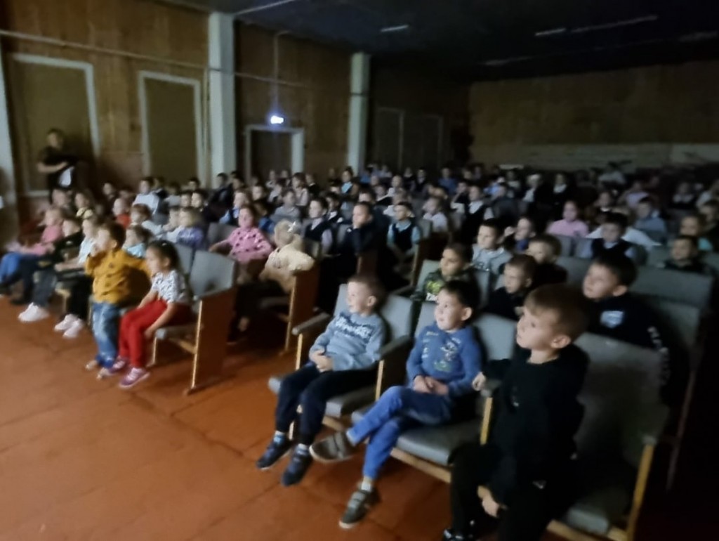 Посетили спектакль гостей из г.Абакана в СДК. 0