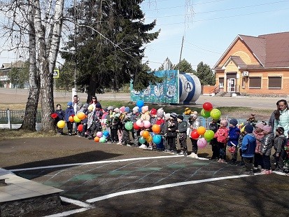 На парад, на парад,на парад идет отряд! 3