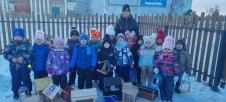 "Мы кормушку смастерили". "Мы кормушку смастерили".