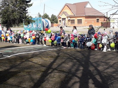 На парад, на парад,на парад идет отряд! 4