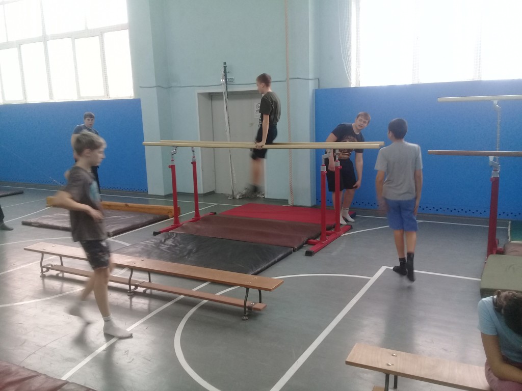 Школьные соревнование по гимнастике среди 1-11 классов. 8