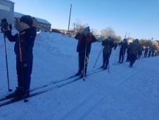 Школьные соревнование по лыжным гонкам.