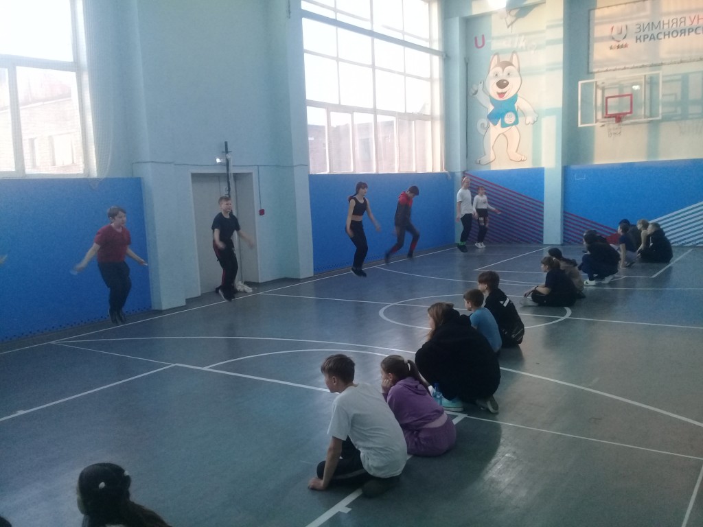 Соревнование по баскетболу и прыжкам через скакалку. 32