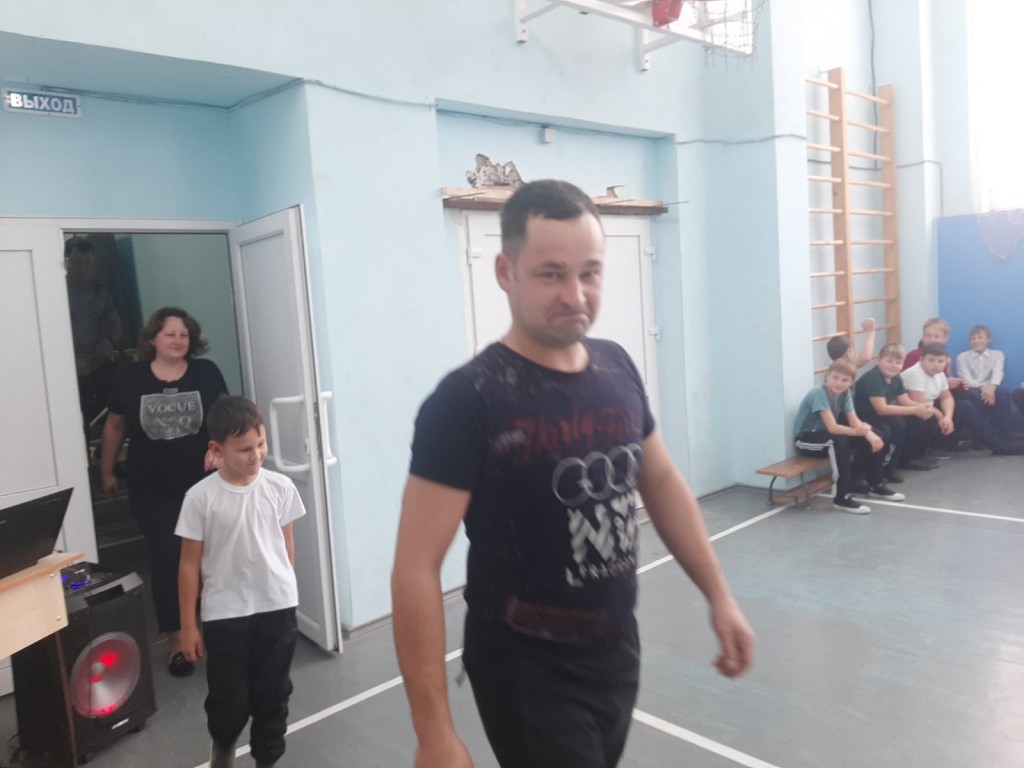 Спортивно - массовый праздник "Папа, мама, я - спортивная семья" 13