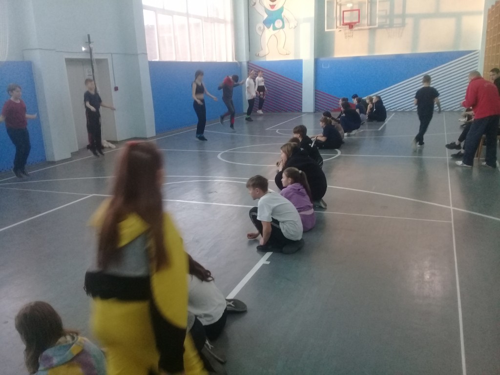 Соревнование по баскетболу и прыжкам через скакалку. 33