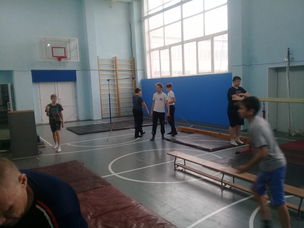 Школьные соревнование по гимнастике среди 1-11 классов. 6