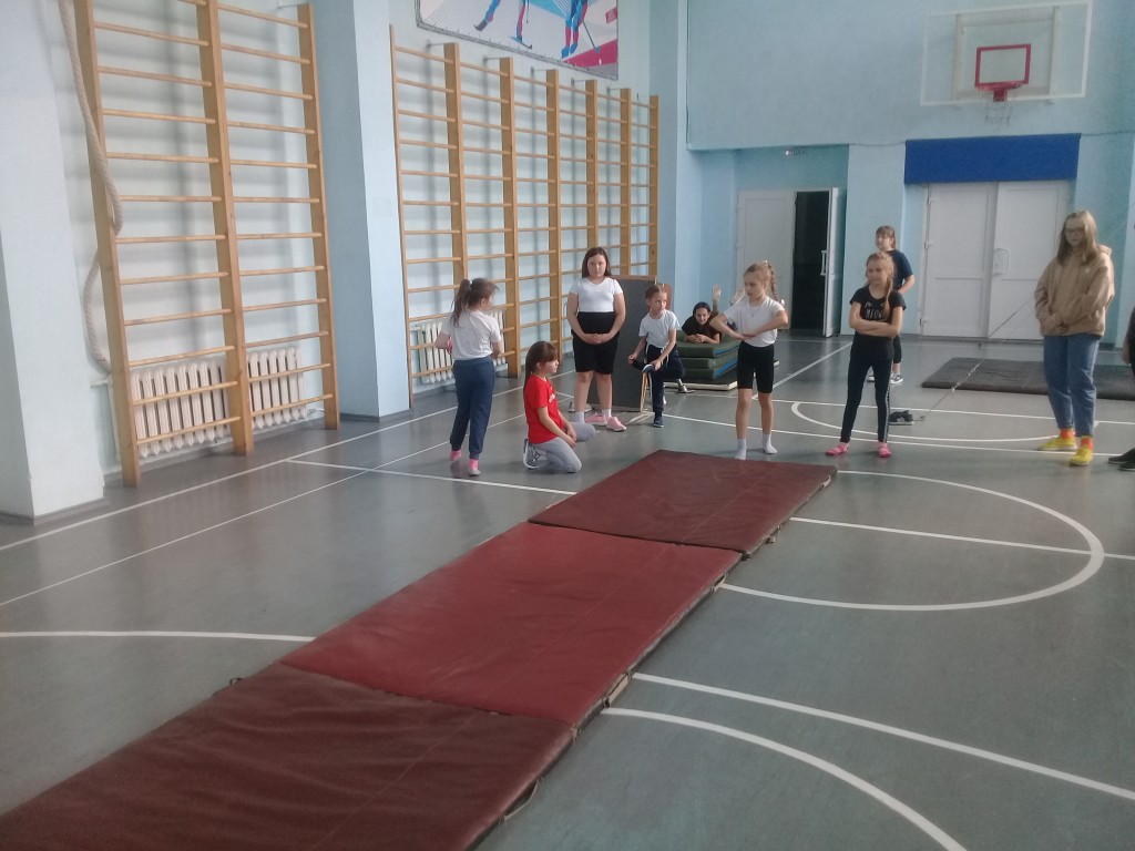 Школьные соревнование по гимнастике среди 1-11 классов. 17